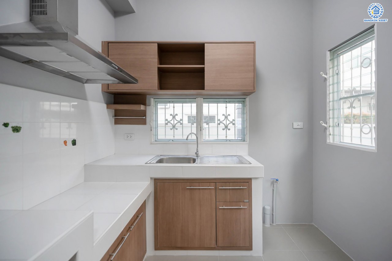 บ้านเดี่ยวมือสอง จากแบรนด์ LH โครงการ ชัยพฤกษ์ วัชรพล หลังใหญ่ เนื้อที่ 55.4 ตร.ว. ฟังก์ชัน 3 ห้องนอน 3 ห้องน้ำ จอดรถได้ 2 คัน พร้อม Facilities ครบครัน บนทำเลเดินทางสะดวก ติดถนนสุขาภิบาล5 เชื่อมต่อหลายเส้นทาง ใกล้ทางด่วน "ฉลองรัช" และรถไฟฟ้าสายสีเขียว "สถานีสายหยุด"